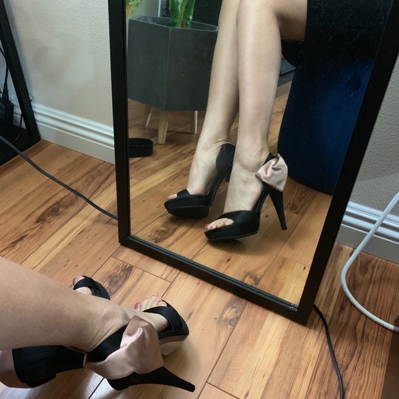 BNIB Salvatore Farragamo bow heels sz37 - Picture 3 of 6